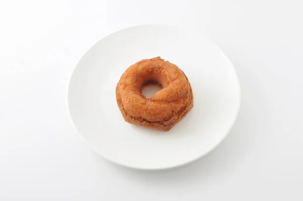 Donut isoliert auf einem Teller auf weißem Hintergrund — Stockfoto