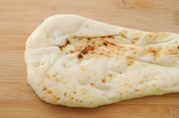 Naan Indiai Kenyér Vértes Izolált Vágódeszka — Stock Fotó