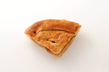 Beyaz arka plan üzerinde izole lezzetli taze pişmiş Rustik Elmalı Pasta closeup Dilim