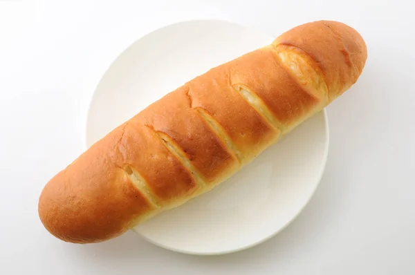 Beyaz Arka Plan Üzerinde Tabakta Izole Uzun Tereyağı Ekmek Closeup — Stok fotoğraf