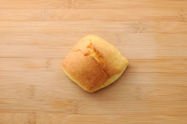Kesme tahtası nda izole edilmiş scone — Stok fotoğraf