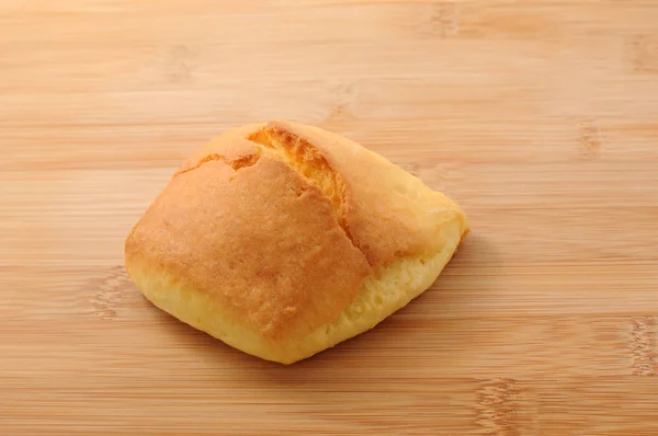 Scone isolated on cutting board — Stock Photo, Image