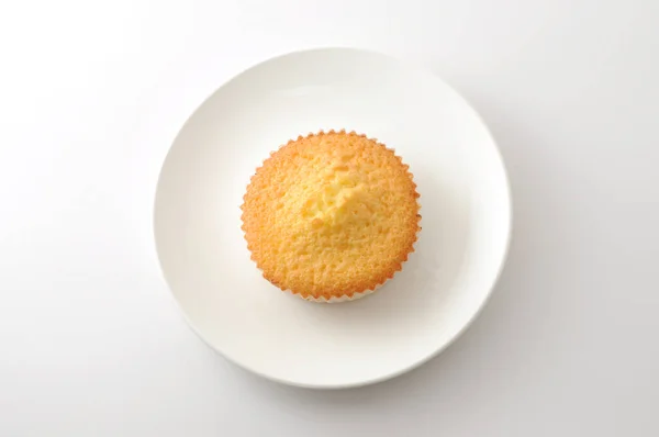 Torta de taza de madeleine en el plato aislado sobre fondo blanco — Foto de Stock