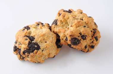 beyaz arka plan üzerinde izole çikolatalı scone çerezleri