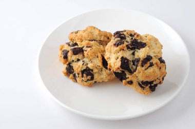 beyaz arka plan üzerinde izole plaka üzerinde çikolatalı scone çerezleri
