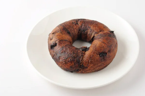 Chrupki czekoladowe chleb na białym tle na talerzu — Zdjęcie stockowe