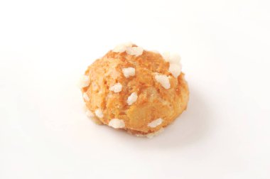 beyaz arka plan üzerinde chouquette krem puf