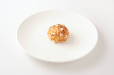 beyaz arka plan üzerinde plaka üzerinde chouquette krem puf