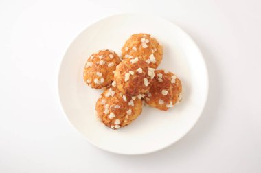 beyaz arka plan üzerinde plaka üzerinde chouquette krem puf