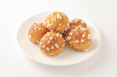 beyaz arka plan üzerinde plaka üzerinde chouquette krem puf