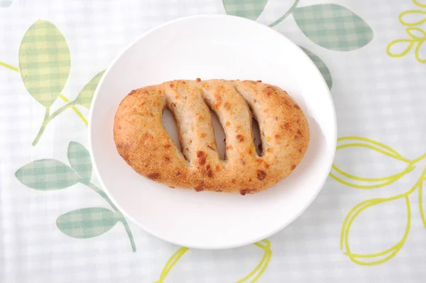Pão francês close-up na placa isolada na toalha de mesa — Fotografia de Stock