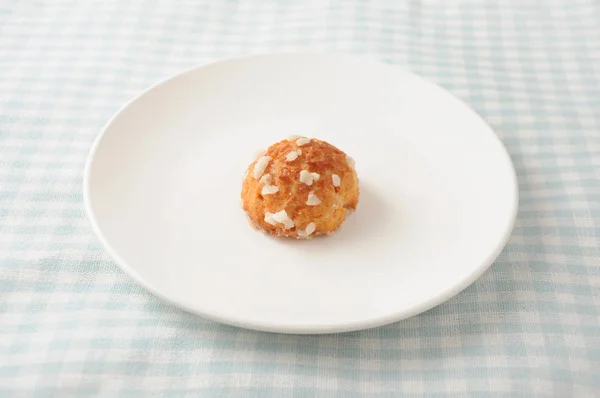 Chouquette crema hojaldre en el plato en mantel — Foto de Stock