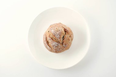 beyaz arka plan üzerinde tabakta fransız ekmeği