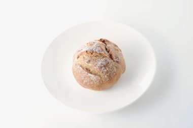 beyaz arka plan üzerinde tabakta fransız ekmeği