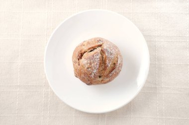 masa örtüsü üzerinde tabakta fransız ekmeği