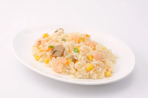 Pilaf arroz con camarones en una plte sobre fondo blanco — Foto de Stock