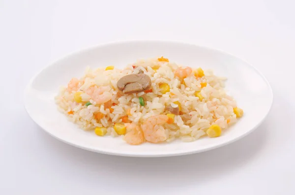 Pilaf arroz con camarones en una plte sobre fondo blanco — Foto de Stock