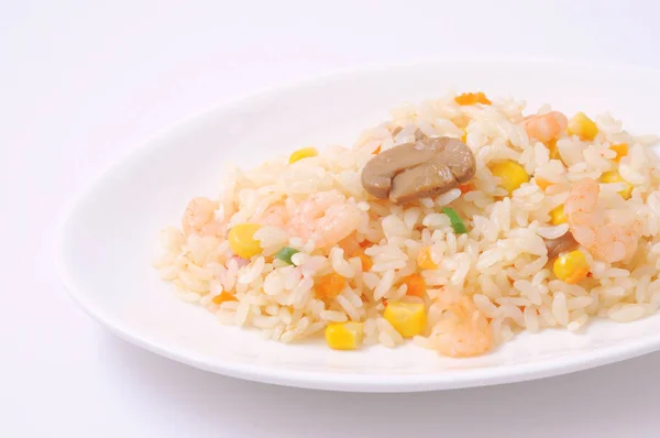 Pilaf arroz con camarones en una plte sobre fondo blanco — Foto de Stock