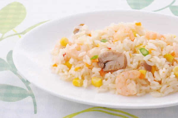 Pilaf de arroz con camarones en un plte sobre mantel — Foto de Stock