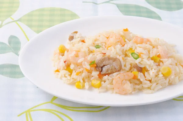 Pilaf de arroz con camarones en un plte sobre mantel — Foto de Stock