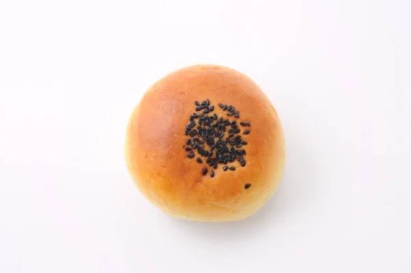 Rundes Brot mit Sesam auf weißem Hintergrund — Stockfoto