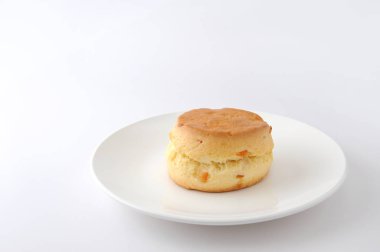 düz scone bisküvi beyaz arka plan üzerinde bir tabak üzerinde izole