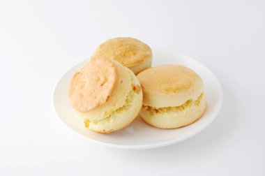 düz scone bisküvi beyaz arka plan üzerinde bir tabak üzerinde izole
