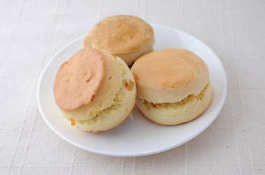 masa örtüsü üzerinde bir tabak üzerinde düz scone bisküvi