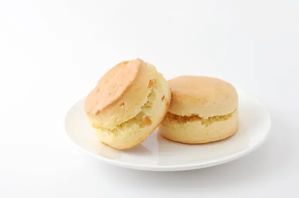 Biscuit au scone uni isolé sur une assiette sur fond blanc — Photo