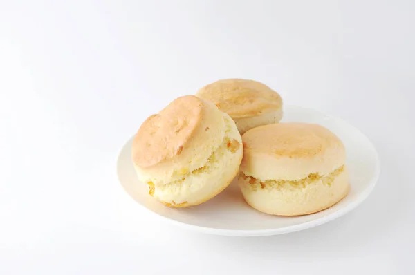 Biscuit au scone uni isolé sur une assiette sur fond blanc — Photo