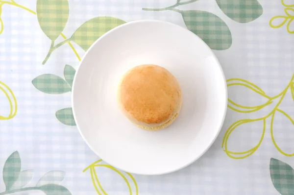 Masa örtüsü üzerinde bir tabak üzerinde düz scone bisküvi — Stok fotoğraf