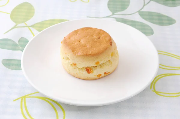 Biscoito de scone simples em uma chapa na toalha de mesa — Fotografia de Stock