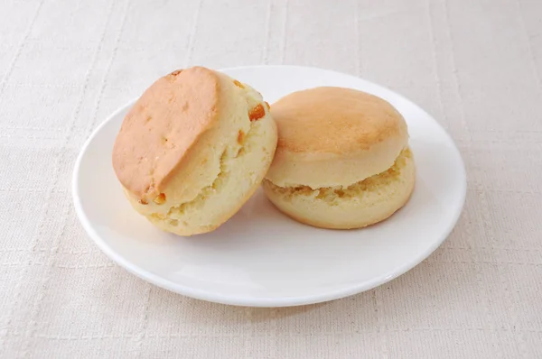 Einfacher Scone-Keks auf einem Teller auf Tischdecke — Stockfoto