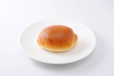 tereyağı ekmek rulo bir tabak üzerinde izolebeyaz arka plan