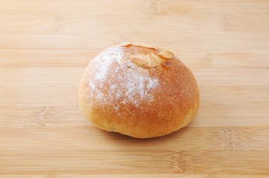 kesme tahtası üzerinde tereyağı ekmek rulo