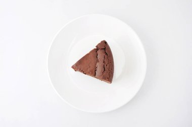 beyaz arka plan üzerinde bir tabak üzerinde çikolatalı kek gateau chocola parçası