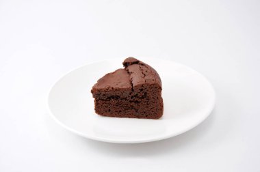 beyaz arka plan üzerinde bir tabak üzerinde çikolatalı kek gateau chocola parçası