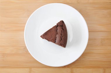 kesme tahtası üzerinde bir tabak üzerinde çikolatalı kek gateau chocola parçası