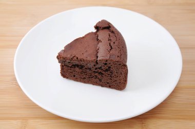 kesme tahtası üzerinde bir tabak üzerinde çikolatalı kek gateau chocola parçası