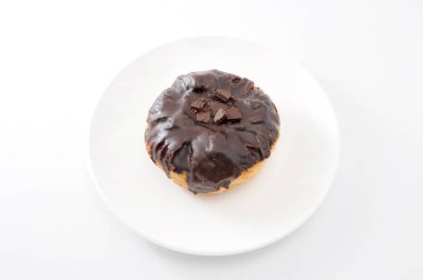 beyaz arka plan üzerinde plaka üzerinde çikolatalı danimarka kek