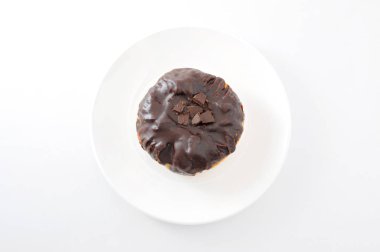 beyaz arka plan üzerinde plaka üzerinde çikolatalı danimarka kek