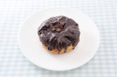 masa örtüsü üzerinde tabakta çikolatalı danimarka kek