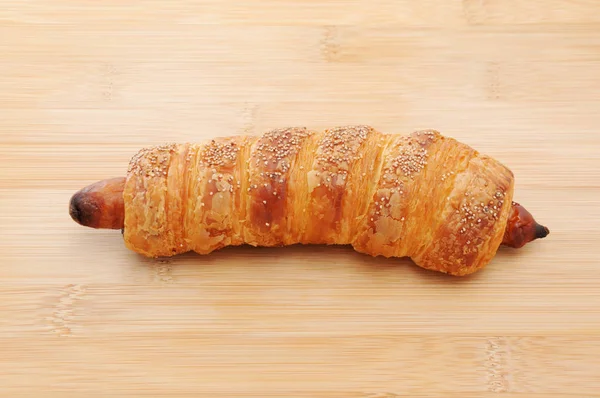 Kesme tahtası üzerinde sosis rulo ekmek — Stok fotoğraf