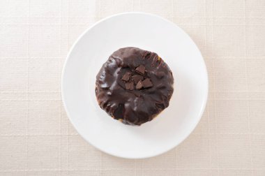 masa örtüsü üzerinde tabakta çikolatalı danimarka kek