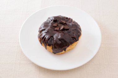 masa örtüsü üzerinde tabakta çikolatalı danimarka kek