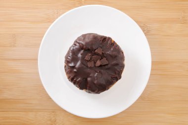 kesme tahtası üzerinde plaka üzerinde çikolatalı danimarka kek