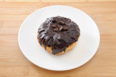 kesme tahtası üzerinde plaka üzerinde çikolatalı danimarka kek