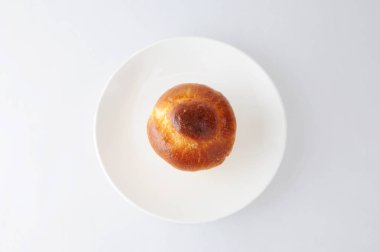 beyaz arka plan üzerinde bir tabak üzerinde börek bir tete