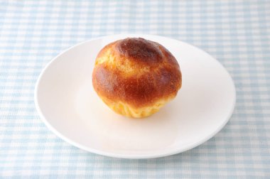 masa örtüsü üzerinde bir tabak üzerinde börek bir tete