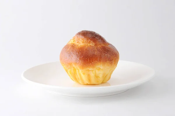 Brioche uma tete em uma chapa no fundo branco — Fotografia de Stock